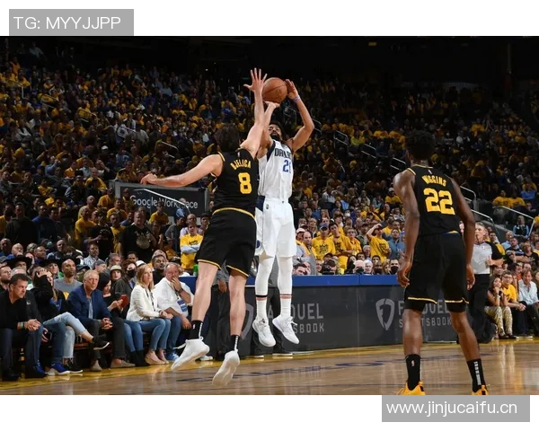 以镜头回顾独行侠那一幕真情流露全队相拥泪洒赛场 以镜头回顾独行侠那一幕真情流露全队相拥泪洒赛场